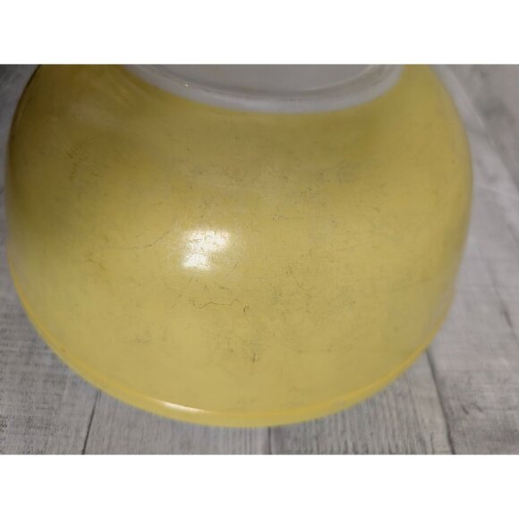 Vintage Pyrex Yellow Milk Glass Mixing Bowl 2.5 Qt - Picture 4 of 7